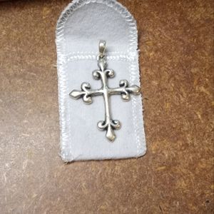 JAMES AVERY RETIRED STERLING SILVER TEXTURED FLEUR DE LIS CROSS ➕ PENDANT.